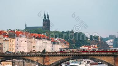 捷克共和国，布拉格。 秋日军团桥中的有轨电车. 军团桥或大部分腿部和教堂